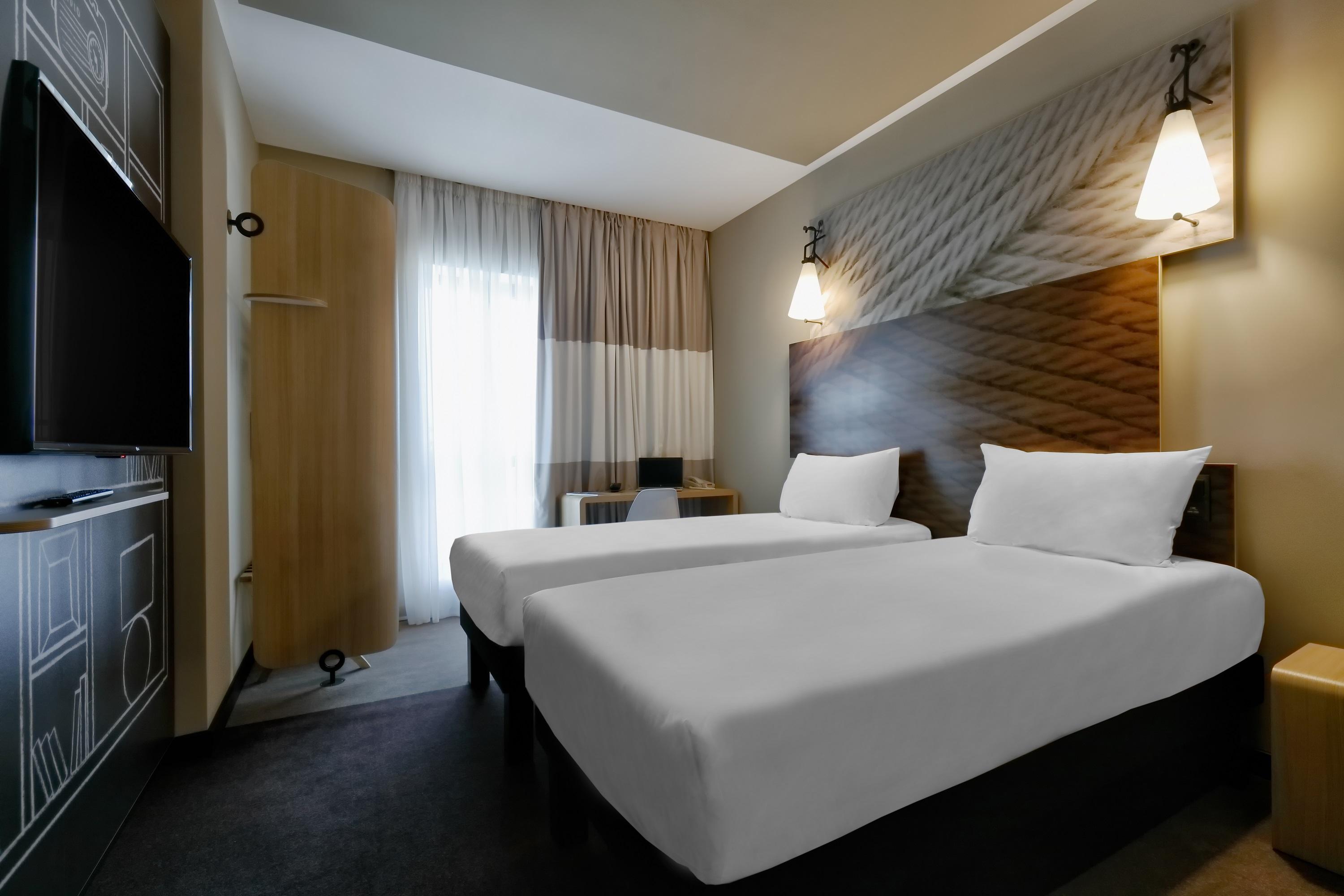 Ibis Aktobe Hotel Exterior photo